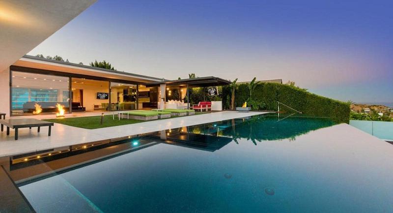 Мэтью Перри из сериала Друзья продает дом